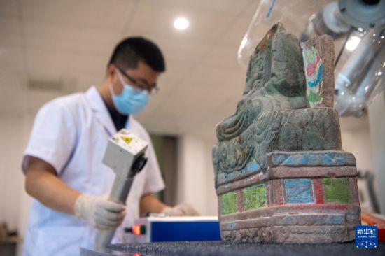   6月24日，在大足石刻文物医院，工作人员对石质文物进行修复并采集数字化信息。    新华社记者 唐奕 摄